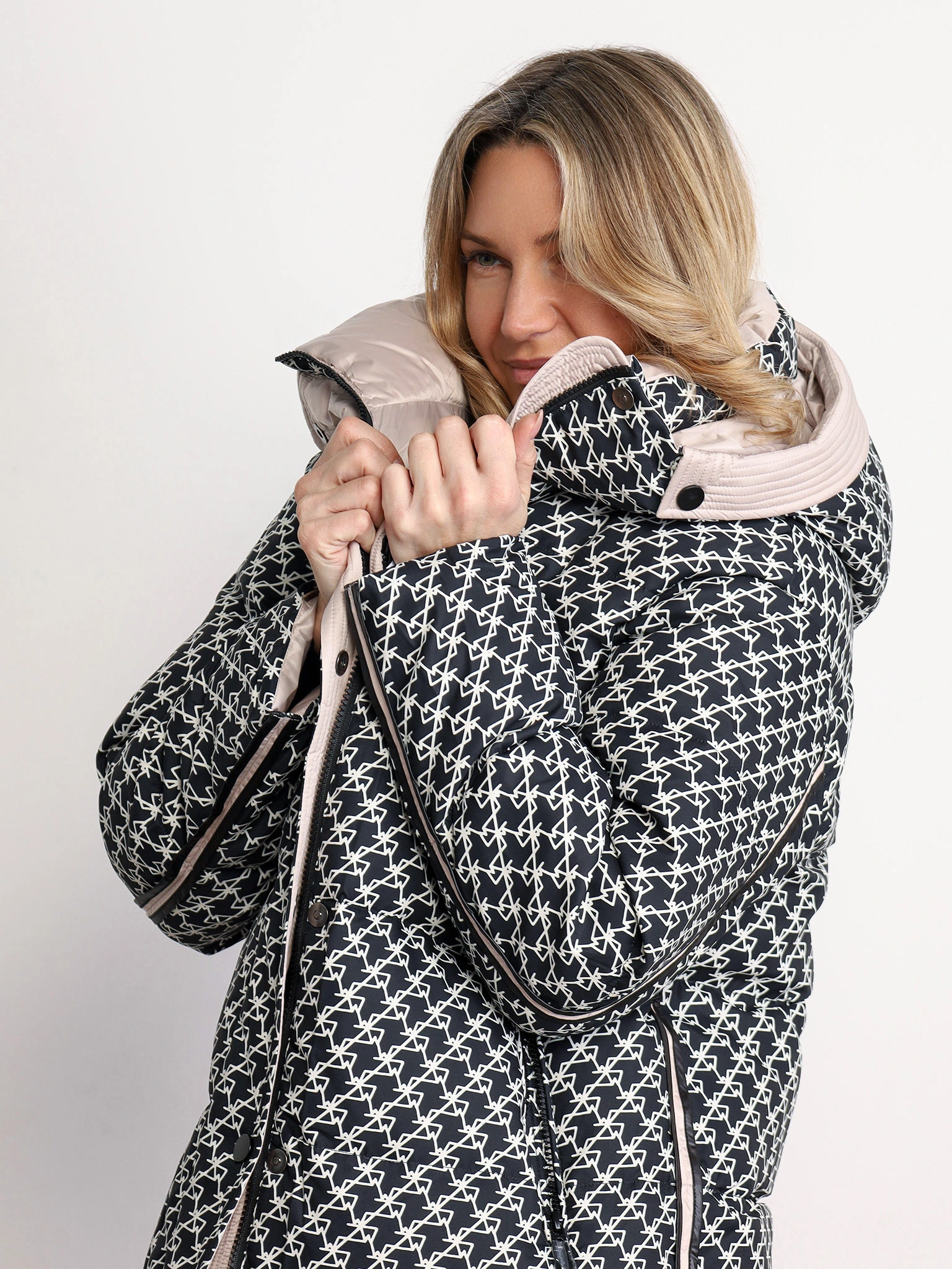 Пуховик черного цвета с капюшоном